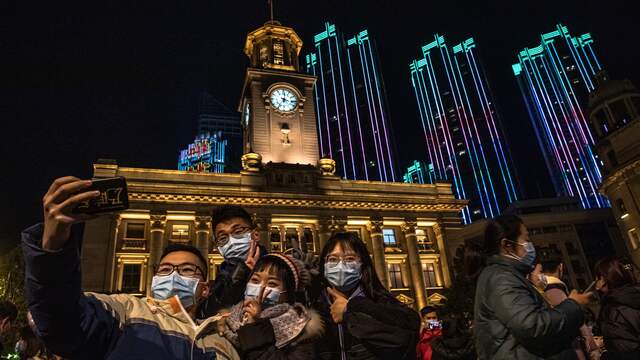 Ruim een jaar na de opmars van het virus is het leven in de Oost-Chinese miljoenenstad grotendeels normaal. Daar kwam echter wel een van de strengste lockdowns ter wereld aan te pas. Sinds mei zijn er volgens de autoriteiten geen lokale besmettingen meer geconstateerd.