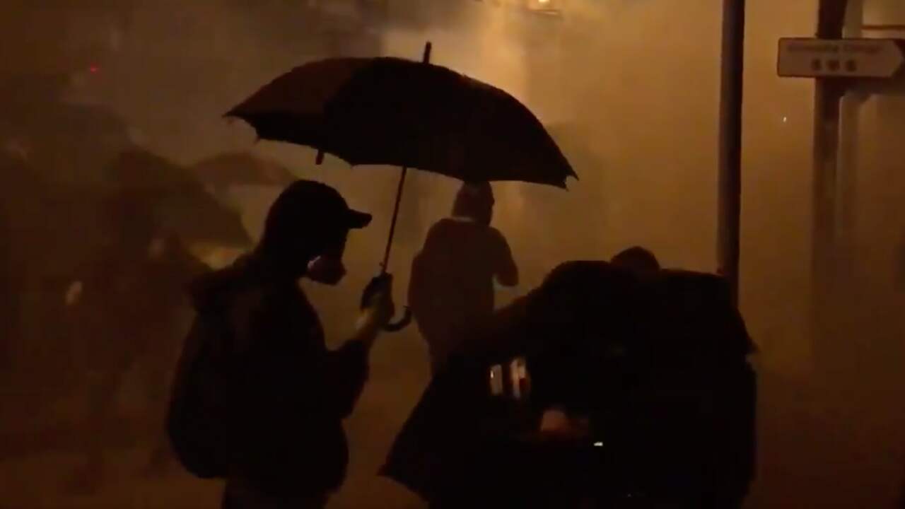 Traangas en molotovcocktails bij universiteit in Hongkong