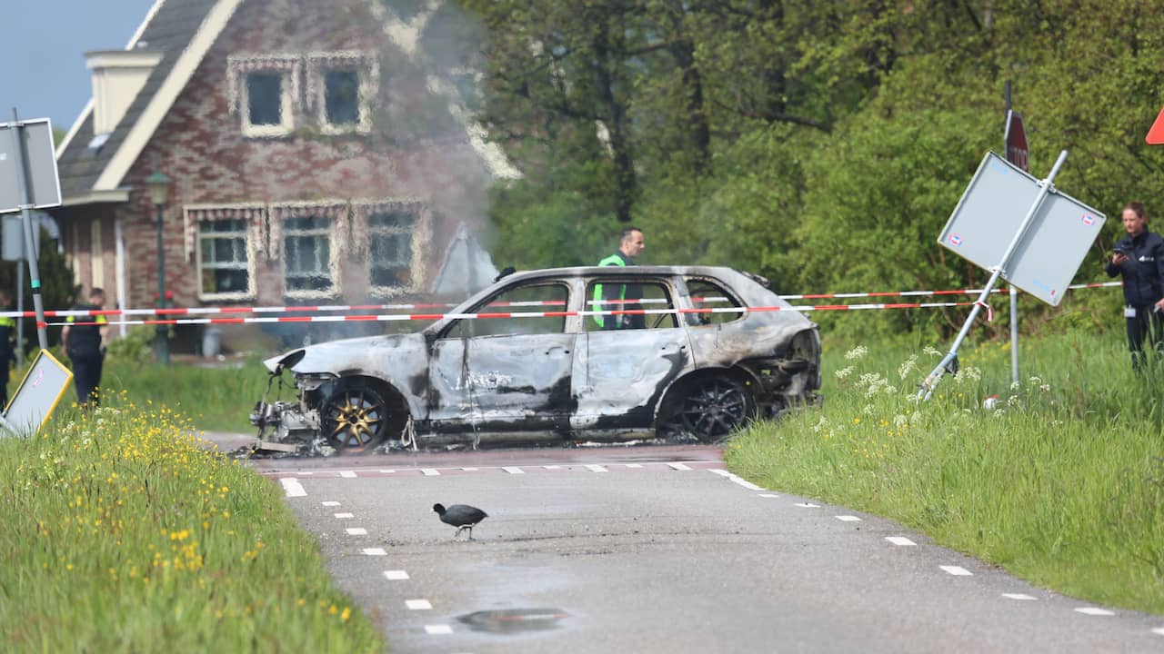 Een uitgebrande auto gevonden in Broek in Waterland