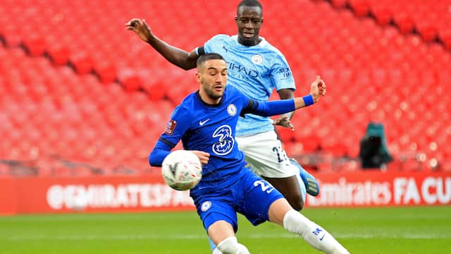 Hakim Ziyech maakt de enige goal van de halve finale.
