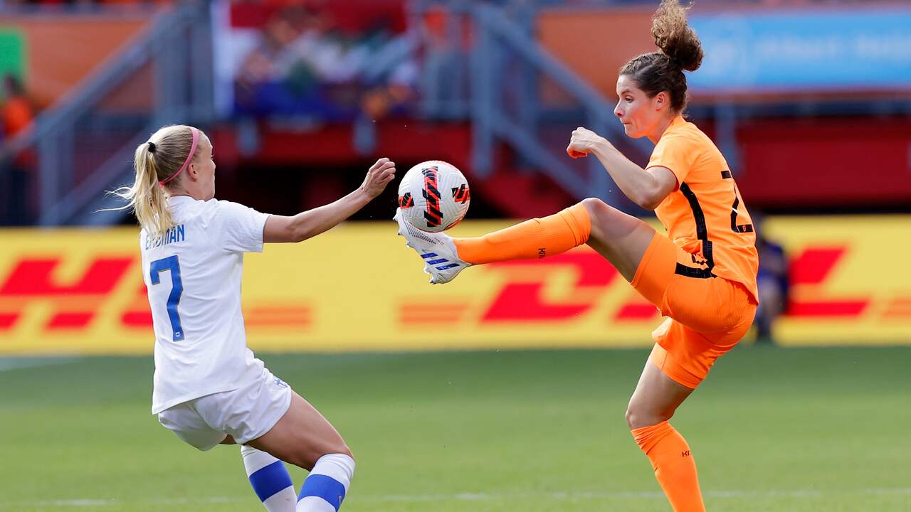 Dominique Janssen in duel als linksback in de uitzwaaiwedstrijd tegen Finland.