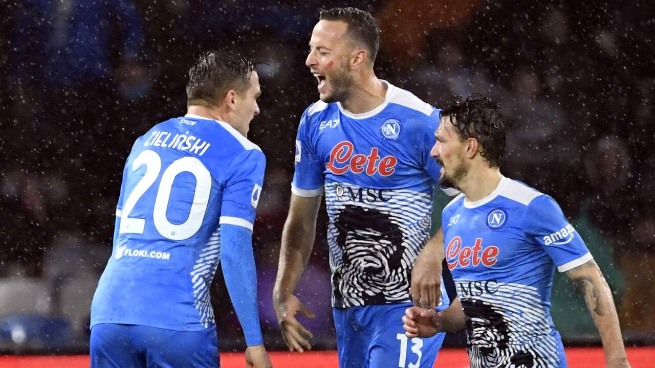 Ook de spelers stonden stil bij de dood van Maradona. Ze dragen in de drie wedstrijden rond zijn overlijdensdatum een speciaal shirt.