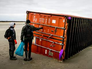 Rederij betaalt kosten van opruimacties na verliezen containers op zee