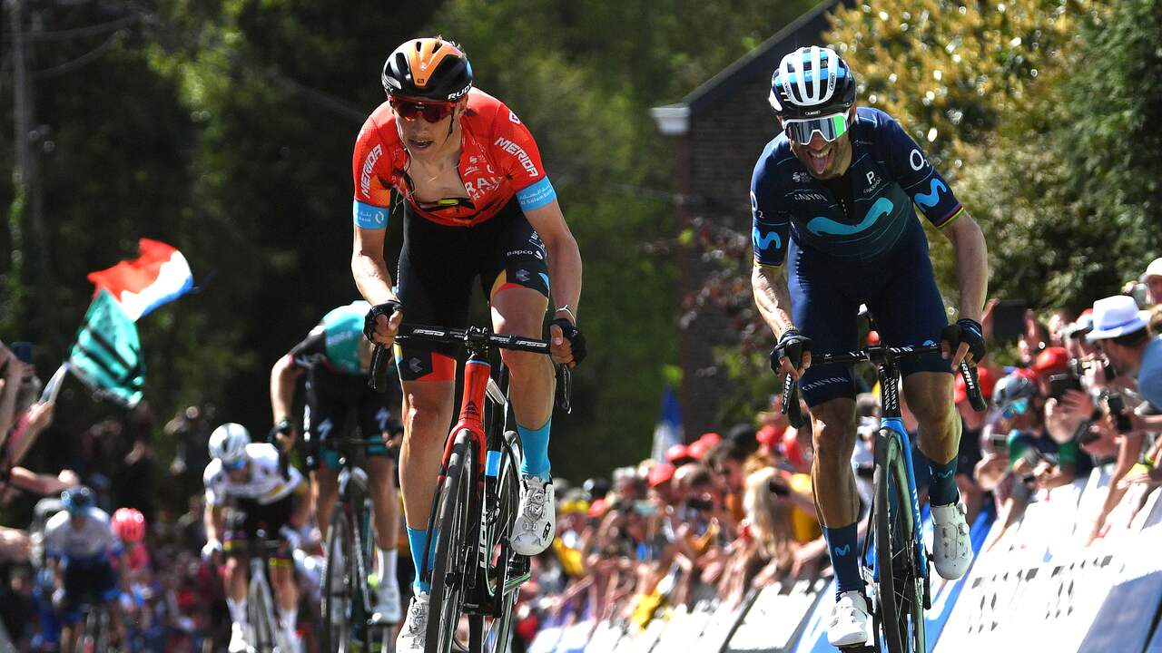 Alejandro Valverde (rechts) kwam net tekort in de sprint met winnaar Dylan Teuns op de Muur van Hoei.
