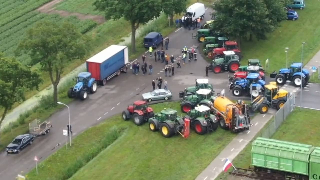 Beeld uit video: Drone filmt wegblokkade bij boerenprotest in Wijster