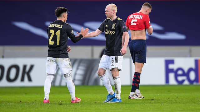 Lisandro Martínez en Davy Klaassen vieren de overwinning.