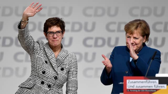 Merkel zelf zag in Annegret Kramp-Karrenbauer (links) haar ideale opvolger.