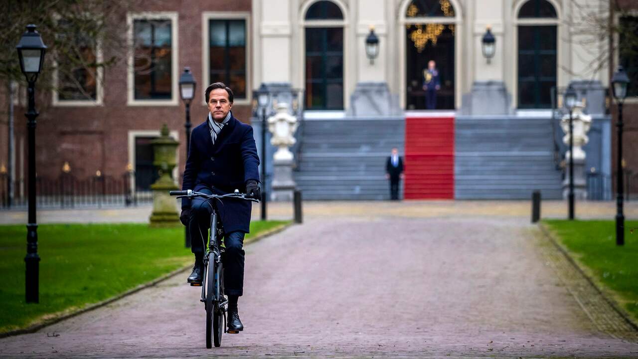 Mark Rutte fietst weg bij Paleis Huis ten Bosch, waar hij de koning het ontslag van het kabinet heeft aangeboden.