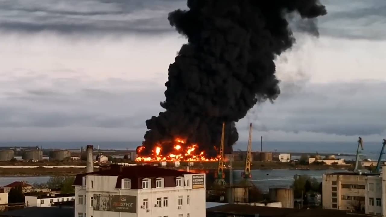 Lihat videonya: Grote rookwolken boven de Krim na inslag drone