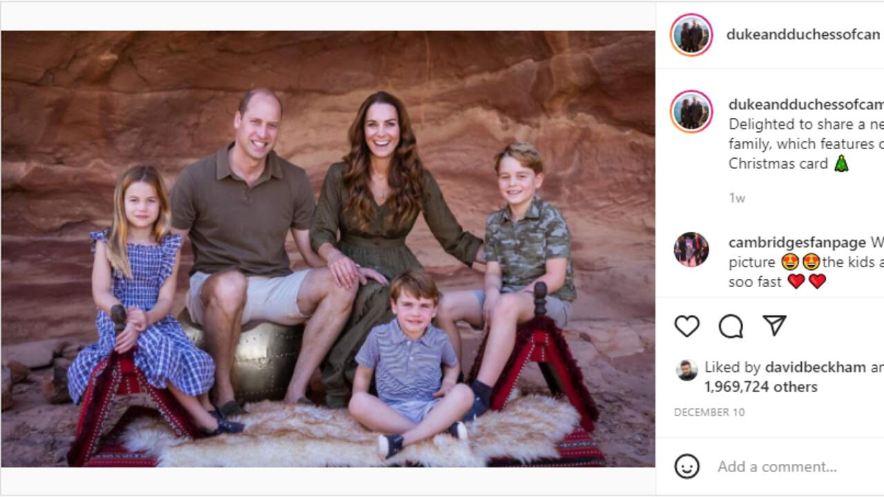 De Britse prins William en zijn vrouw Kate waren er vroeg bij dit jaar: op 10 december deelden zij al hun kerstfoto. Het stel was met dochter Charlotte en zoons George en Louis in Jordanië en maakte daar deze foto. (Foto: Instagram/Duke and Duchess of Cambridge)