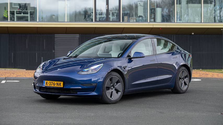 De Tesla Model 3 onderging een facelift en dat zie je onder meer aan de koplampen.