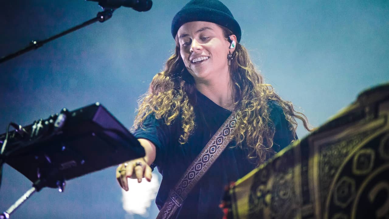 Singer-songwriter Tash Sultana is engaged to girlfriend - Teller Report