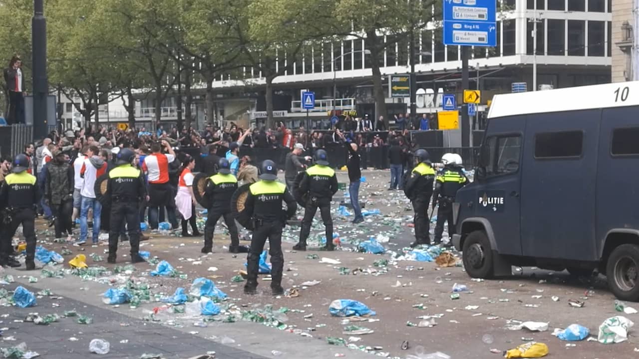 Beeld uit video: ME veegt supporters Feyenoord van Stadhuisplein na nederlaag