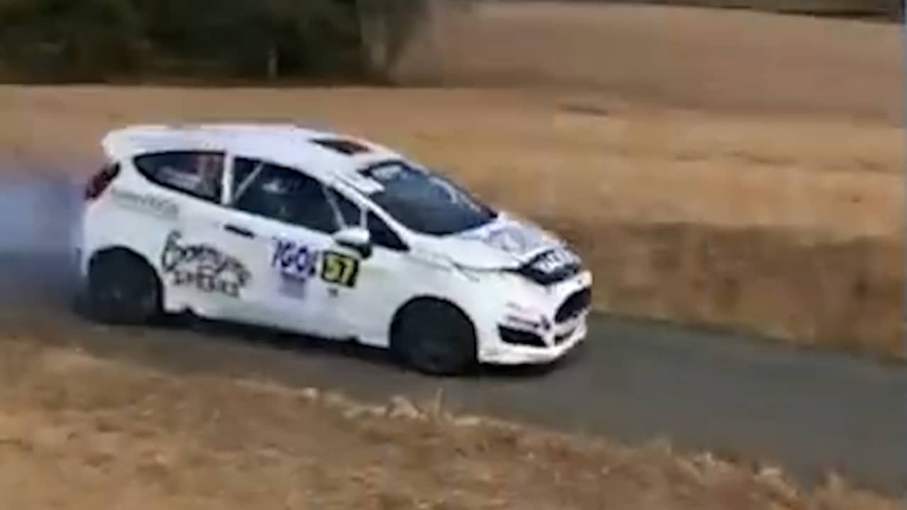 Beeld uit video: Rallyauto vliegt metershoog de lucht in tijdens Franse race