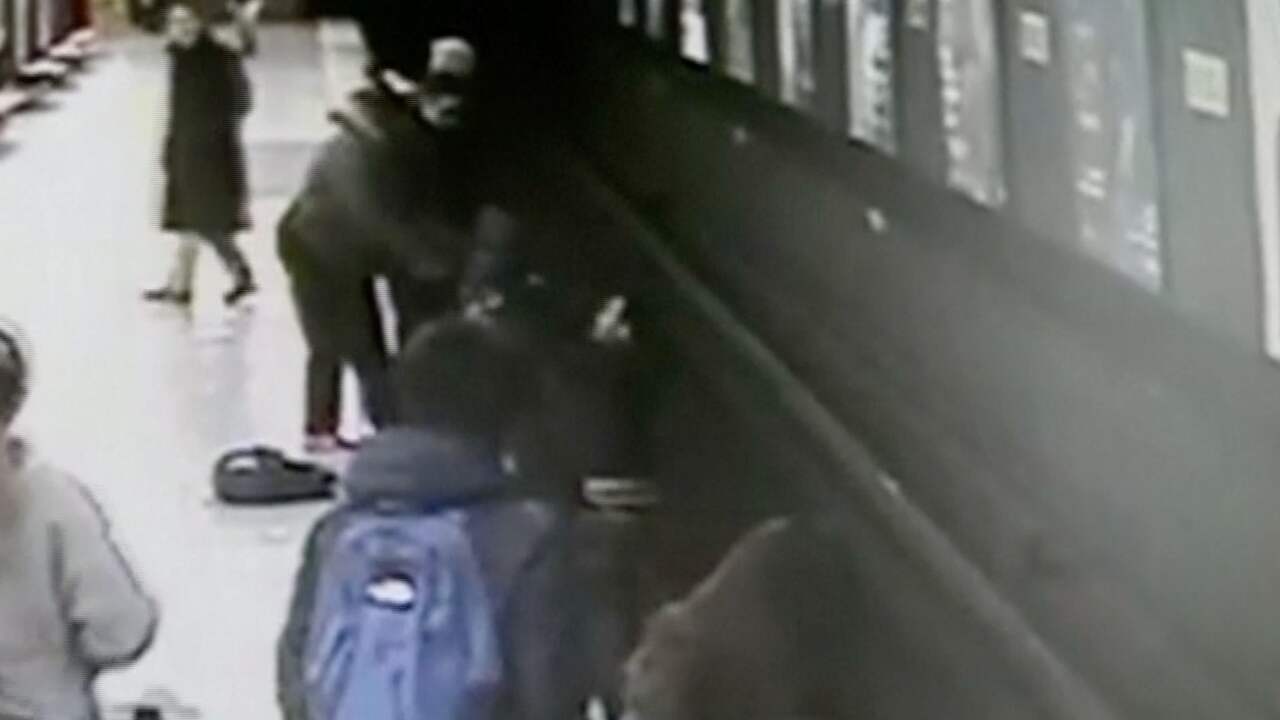 Beeld uit video: Tiener redt 2-jarig jongetje van metrorails in Milaan