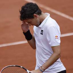 Tweevoudig finalist Thiem kansloos uitgeschakeld in eerste ronde Roland Garros