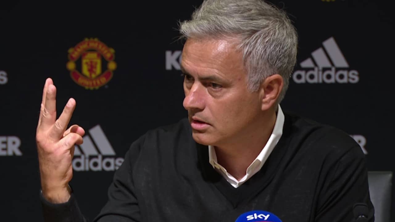 Beeld uit video: United-coach Mourinho boos op journalisten na 3-0-nederlaag