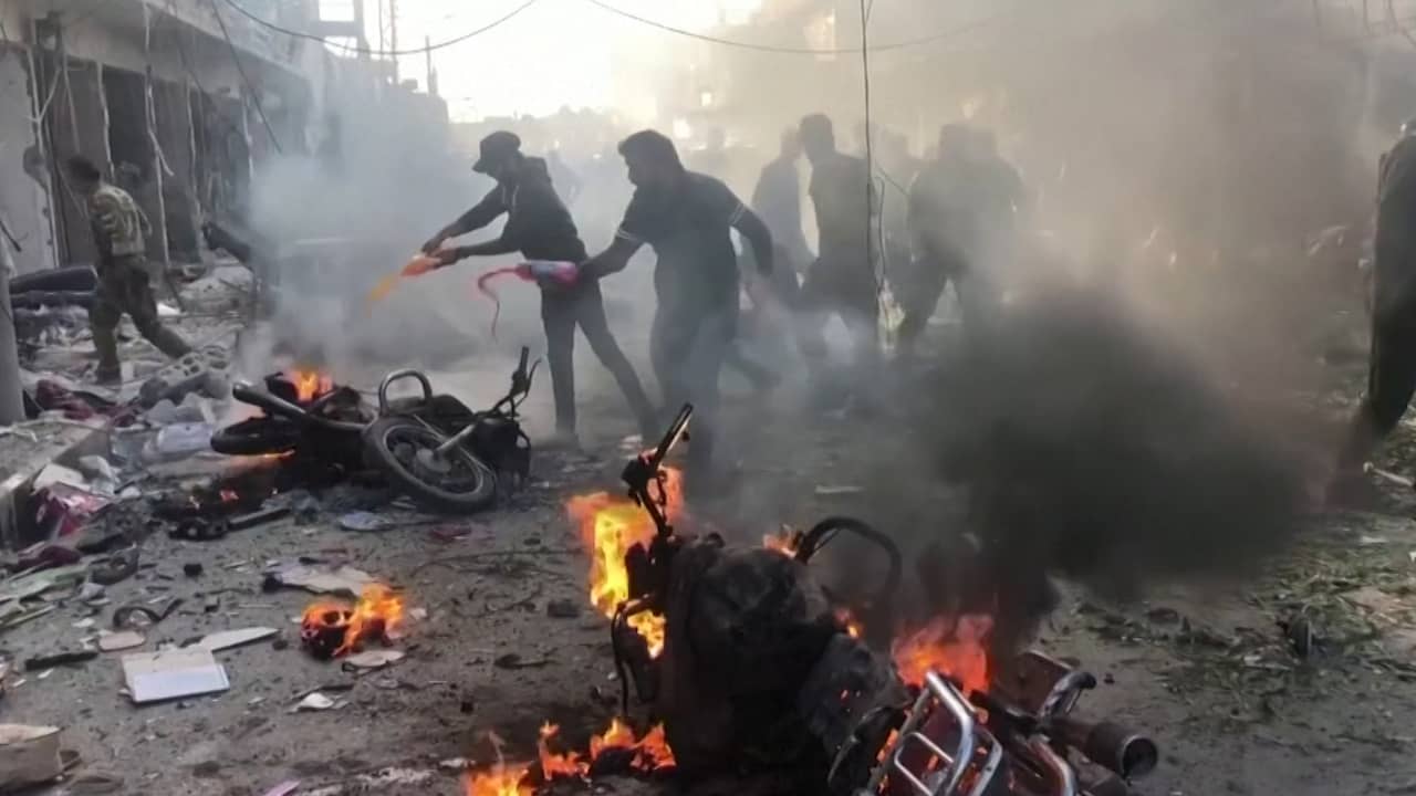 Syriërs blussen brandjes nadat autobom ontploft in 'veilige zone'