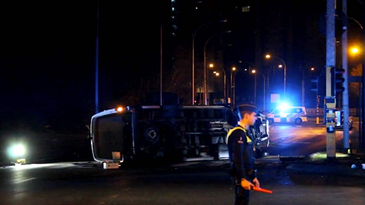 Beeld uit video: Minibus ligt op de kant na zwaar ongeluk in Antwerpen