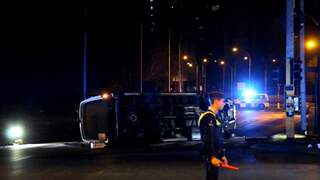 Minibus ligt op de kant na zwaar ongeluk in Antwerpen