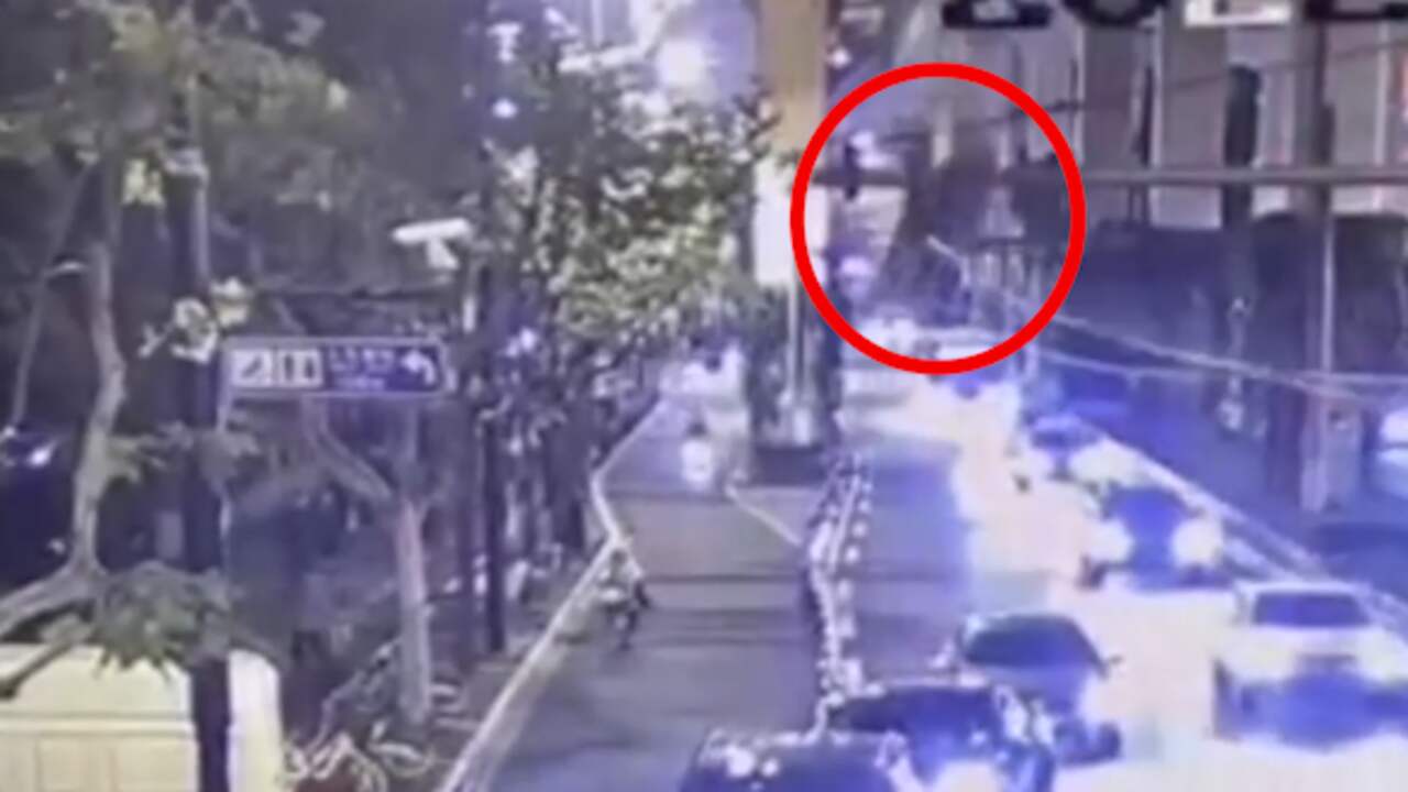 Beeld uit video: Auto valt van viaduct op drukke weg in China