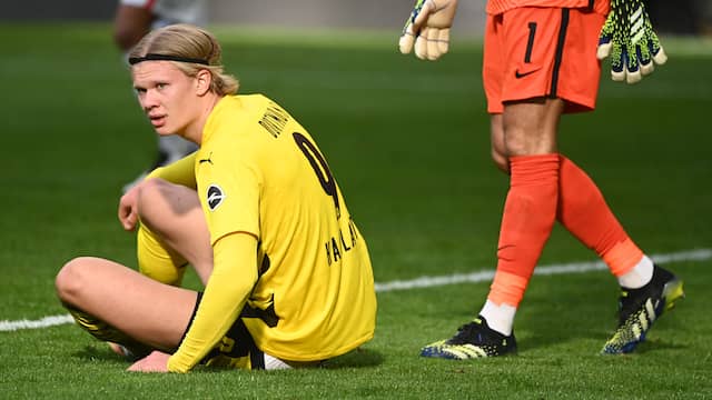 Teleurstelling bij Erling Haaland na de nederlaag van Borussia Dortmund tegen Eintracht Frankfurt.