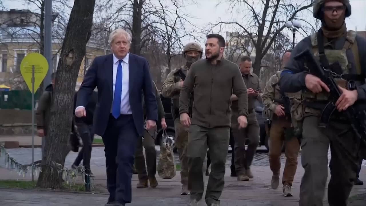 Beeld uit video: Johnson en Zelensky lopen samen door de straten van Kyiv