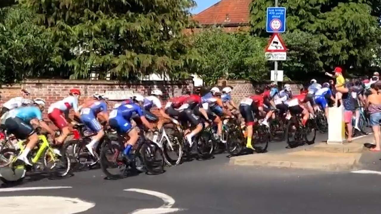 Honderden wielrenners nemen foute afslag bij koers in Engeland