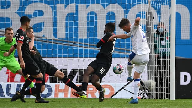 Klaas-Jan Huntelaar schiet de 2-1 binnen voor Schalke 04 tegen Bayer Leverkusen.