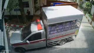 Gevangene ontsnapt met politiebus na rechtszaak in Thailand