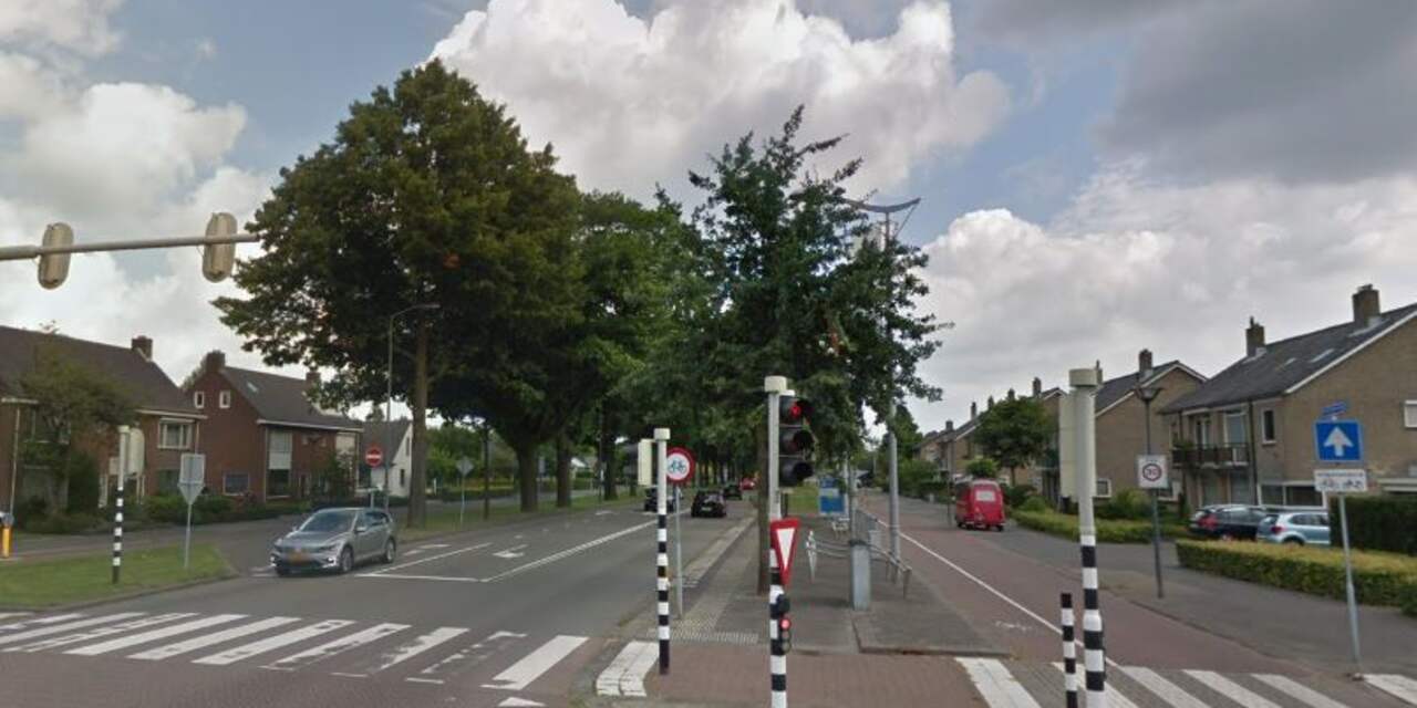 Automobilist botst tegen lantaarnpaal en boom op Oosterhoutseweg