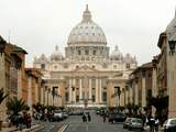 Paus Franciscus stuurt kardinaal weg uit Vaticaan