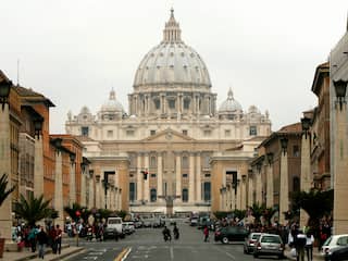 Paus Franciscus stuurt kardinaal weg uit Vaticaan