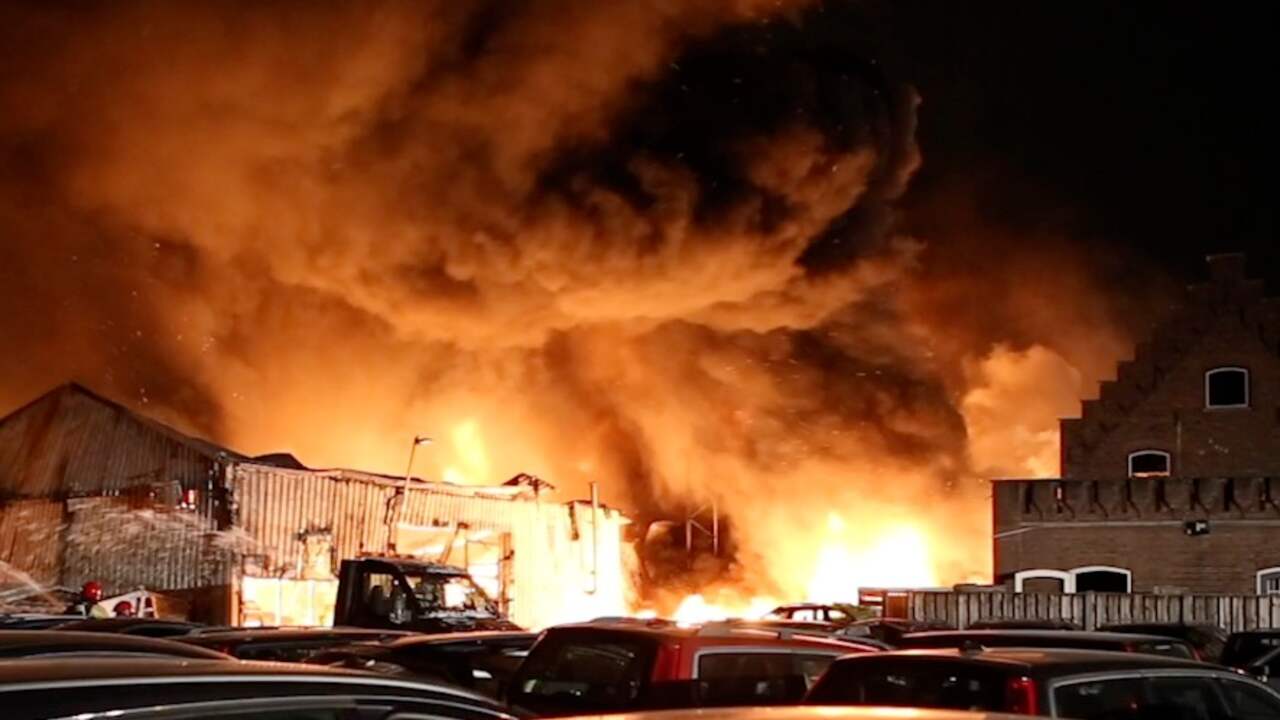 Brand verwoest panden op industrieterrein in Veldhoven