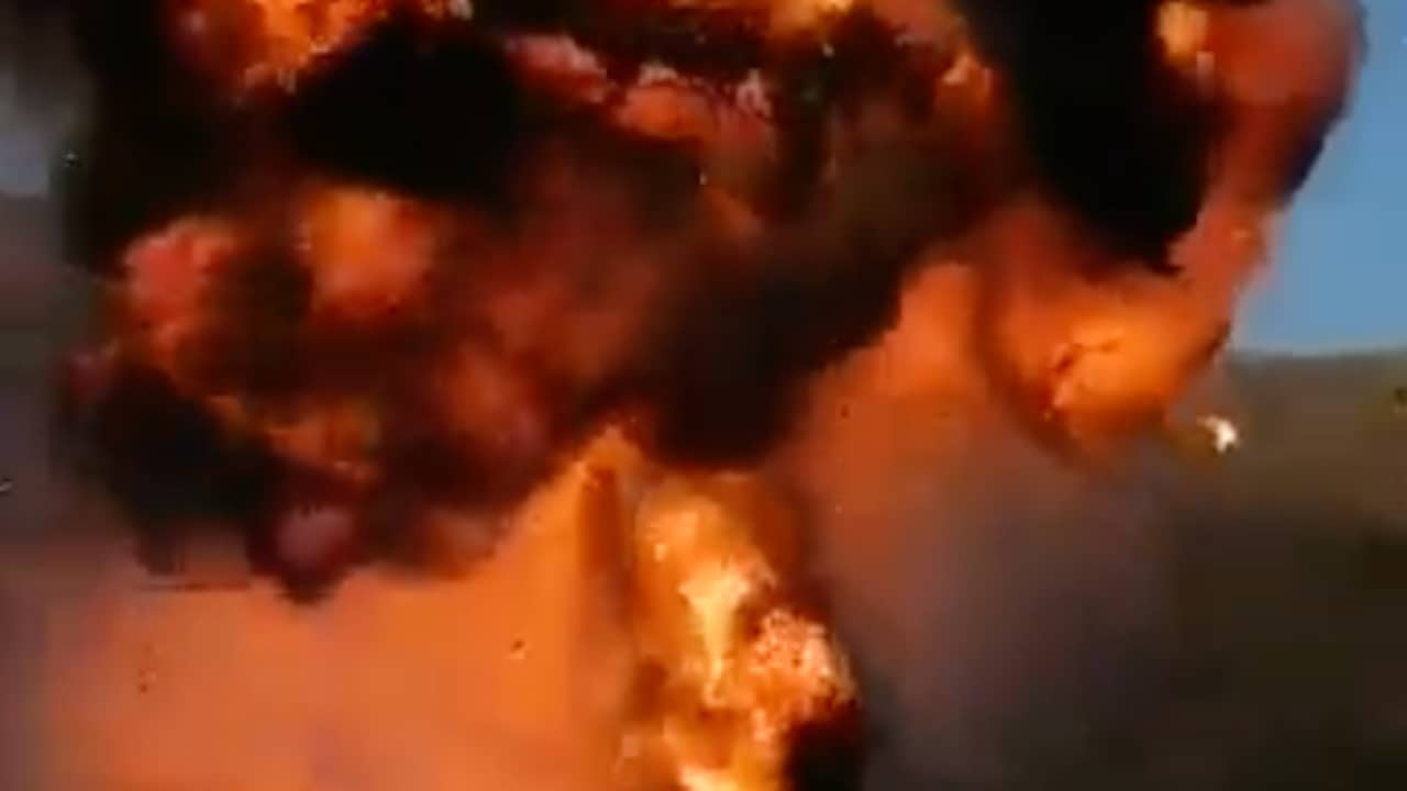 Beeld uit video: Enorme explosie in loods met brandstoftanks in Bolivia