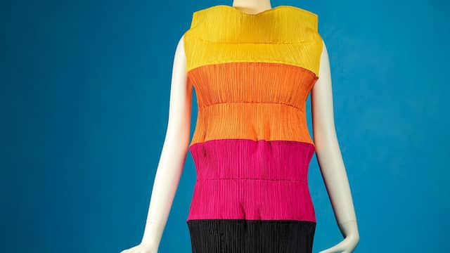 Polyester 'Flying saucers'-jurk van Issey Miyake, 1994.