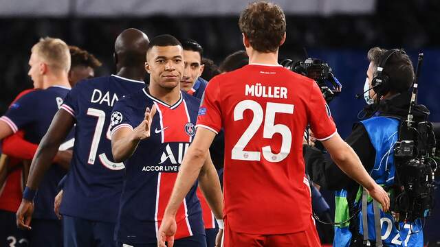 Kylian Mbappé schudt Thomas Müller de hand na het laatste fluitsignaal.