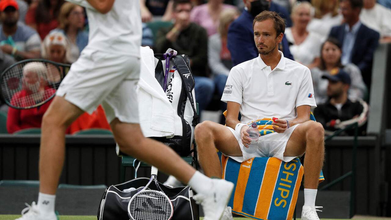 De Russische wereldtopper Daniil Medvedev mag niet meedoen aan Wimbledon.