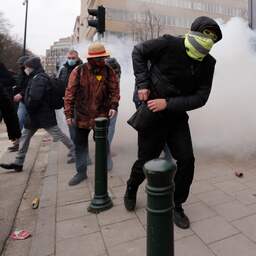 Gemaskerde relschoppers in Brussel slaags met politie na coronademonstratie
