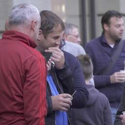 Video: Apple-fans staan in de rij voor nieuwe iPhone in Amsterdam