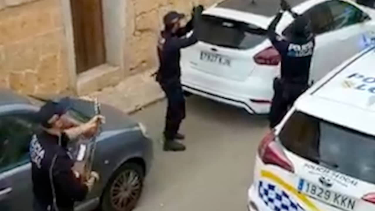 Spaanse politie zingt liedje voor binnenzittende inwoners