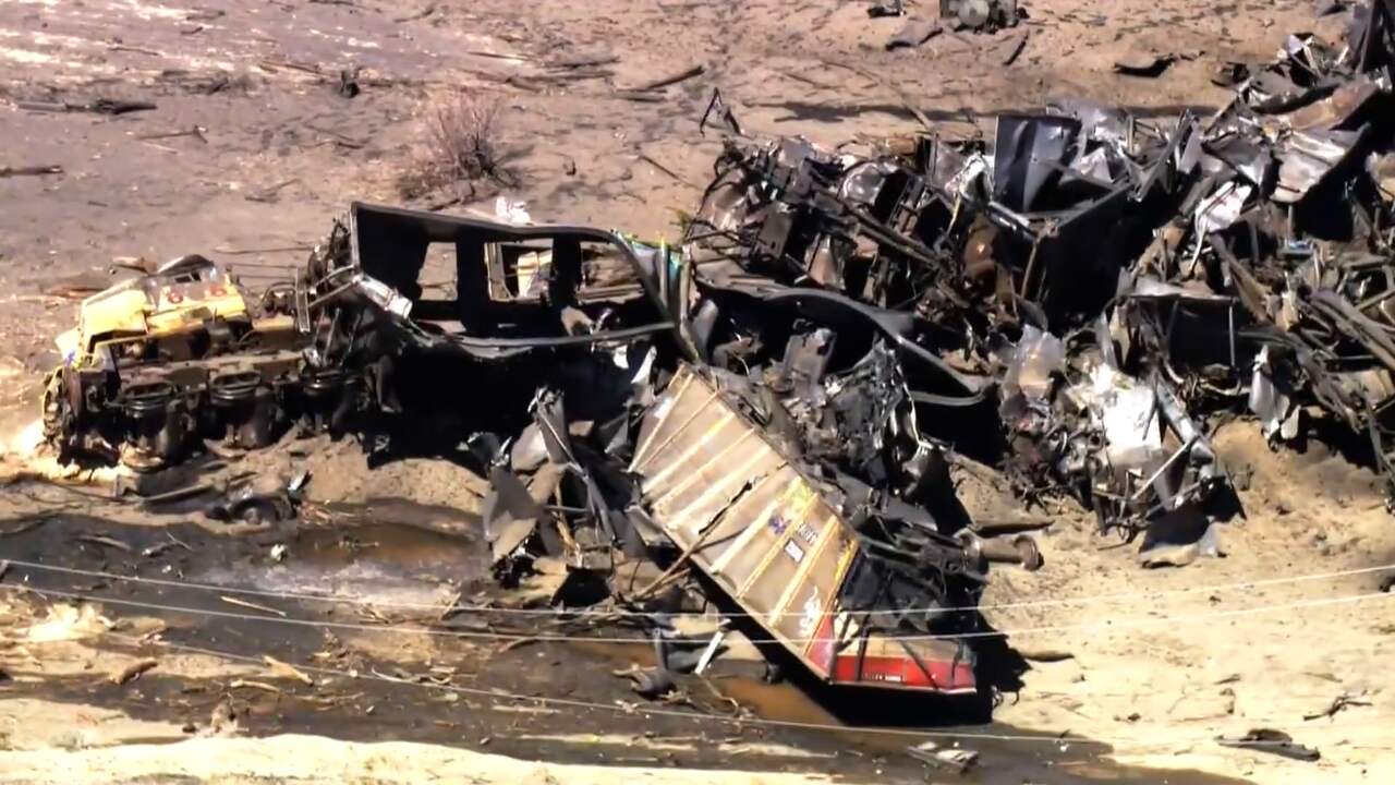 Beeld uit video: Ertstrein vernield na ontsporing in Amerikaanse woestijn