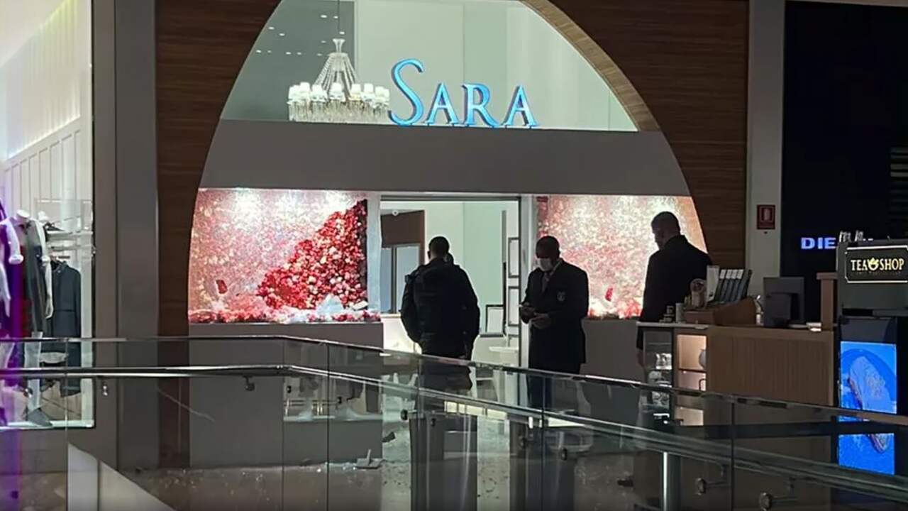 Beeld uit video: Dode bij overval op juwelier in Braziliaans winkelcentrum