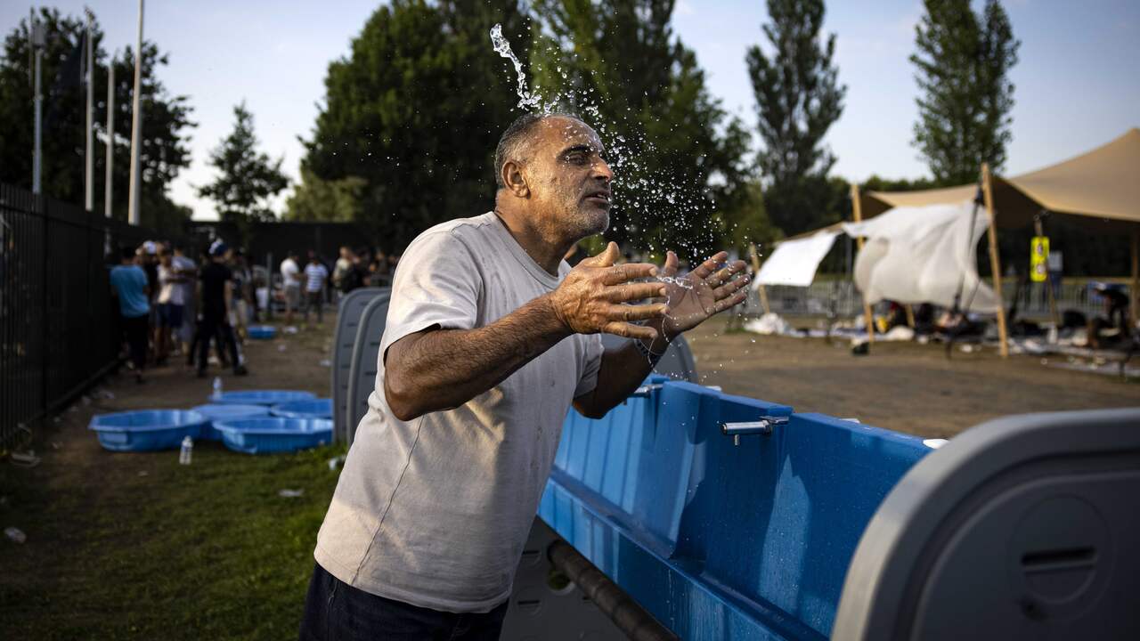 Ter Apel probeerde de aanwezige asielzoekers te helpen vanwege de hitte. Zo werden ijsjes en extra water uitgedeeld.