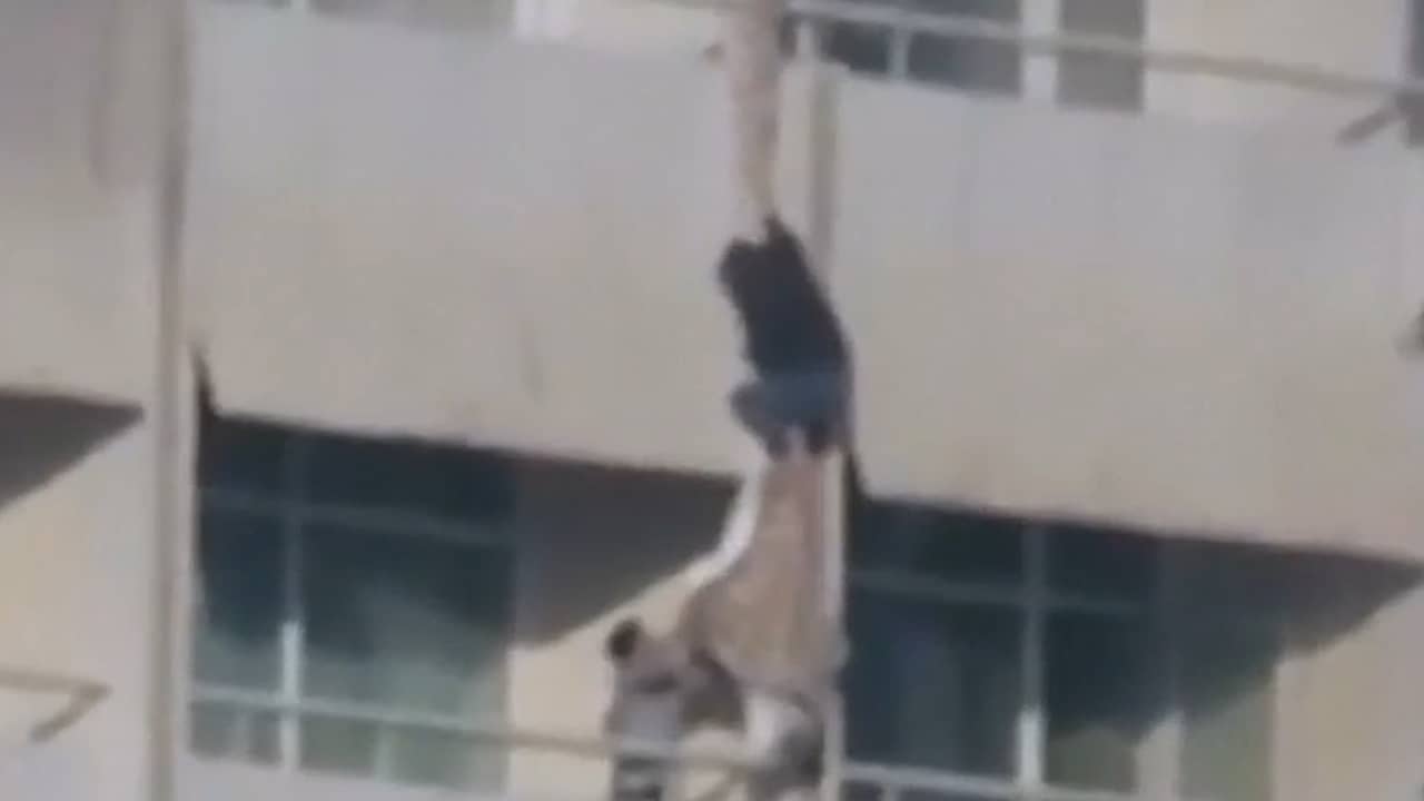 Beeld uit video: Hotelgasten proberen te ontsnappen aan aanvallers in Kabul