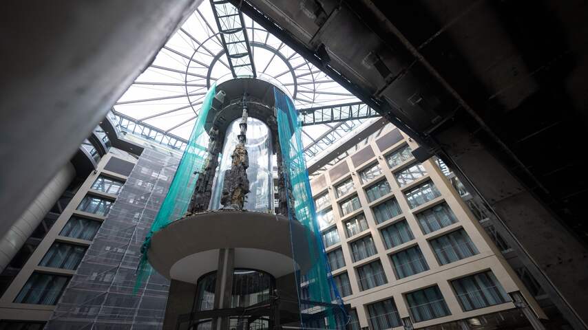 Berlijns hotel bouwt verticale tuin op plek waar enorm aquarium barstte