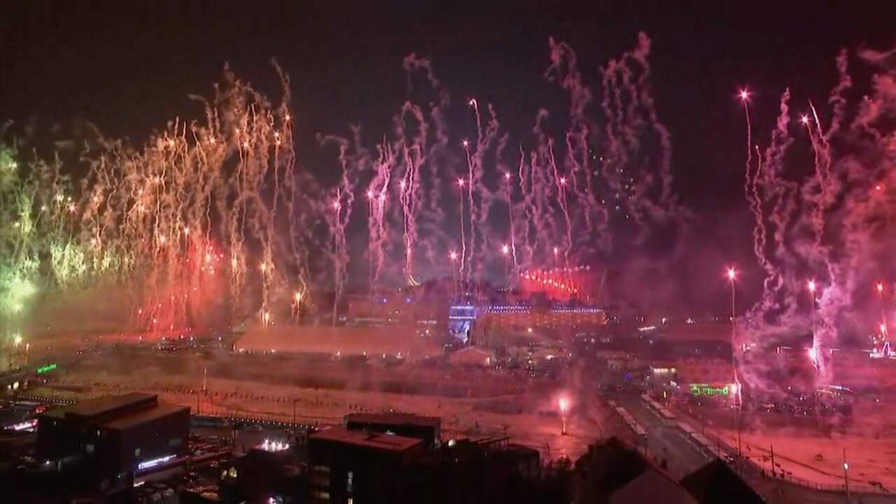 Beeld uit video: Spectaculaire vuurwerkshow  bij opening Winterspelen 