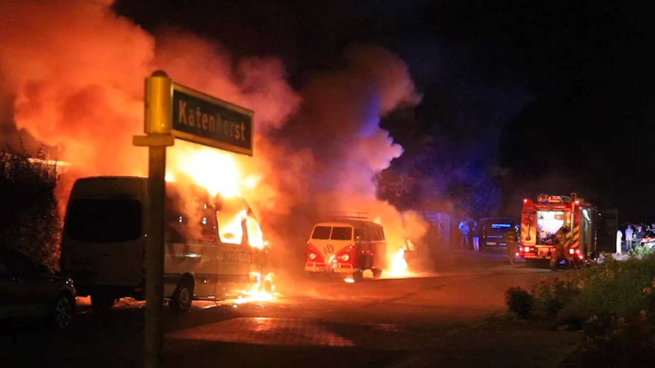 Beeld uit video: Onrust in Ede: twintig auto’s beschadigd door meerdere branden