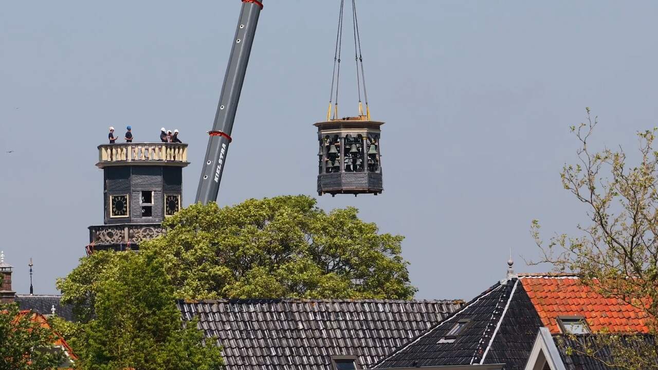 Beeld uit video: Hijskraan takelt deel van toren terug op voormalig stadhuis Bolsward