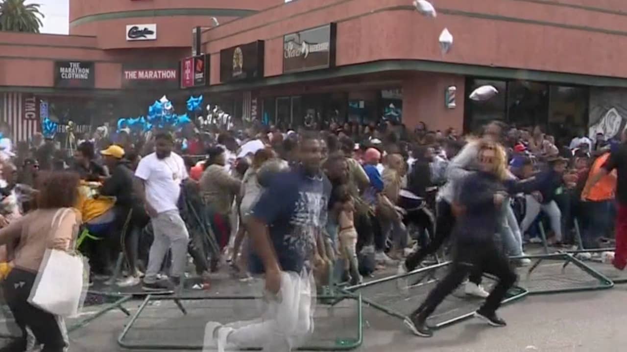 Beeld uit video: Toeschouwers rouwstoet Nipsey Hussle rennen in paniek weg
